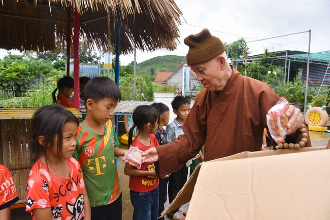 Ban Từ thiện: Tặng quà Trung Thu cho các em học sinh ở Đắk Som, Đăk Nông
